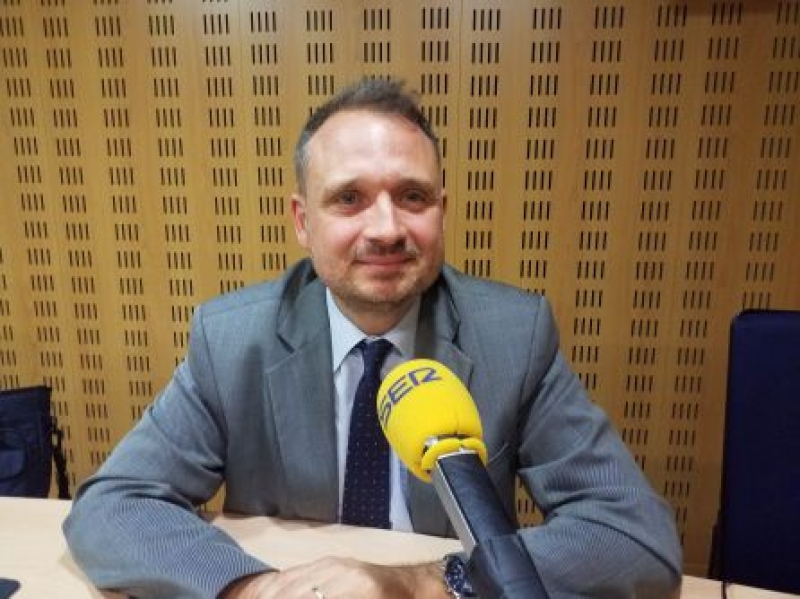 Ràdio. Entrevista sobre la concessió de la nacionalitat espanyola a estrangers. 